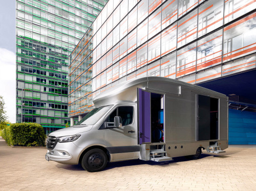 IT Forensik Truck vor dem Eingangsbereich der Saarlandhalle